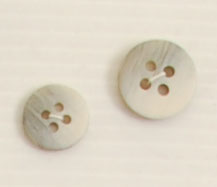 Bouton 4 trous (Plastique - 15 mm - Chiné gris clair)