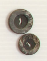 Bouton 2 trous (Plastique - Noir cerclé gris craquelé - 18 mm)